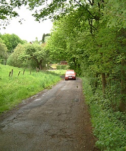 Viele Straßen in der Gemeinde sind in schlechtem Zustand oder nicht fachgerecht gebaut