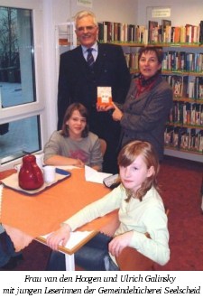 Frau van den Hoogen und Ulrich Galinsky mit jungen Leserinnen der Gemeindebücherei Seelscheid